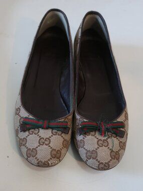 Women Gucci Beige, Brown GG Monogram Canvas Ballet Flats W/Green & Red Bow 8